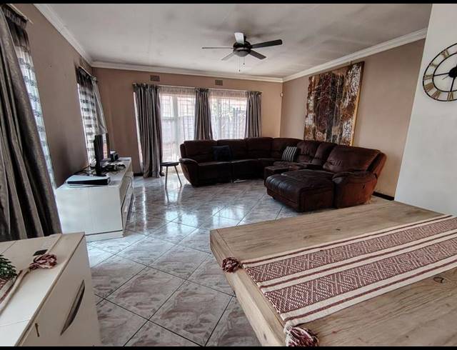 4 BEDROOM HOUSE FOR SALE IN WITFIELD